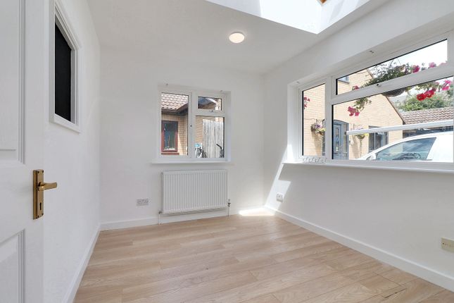 11b, Garry Drive, Cambs photo 5