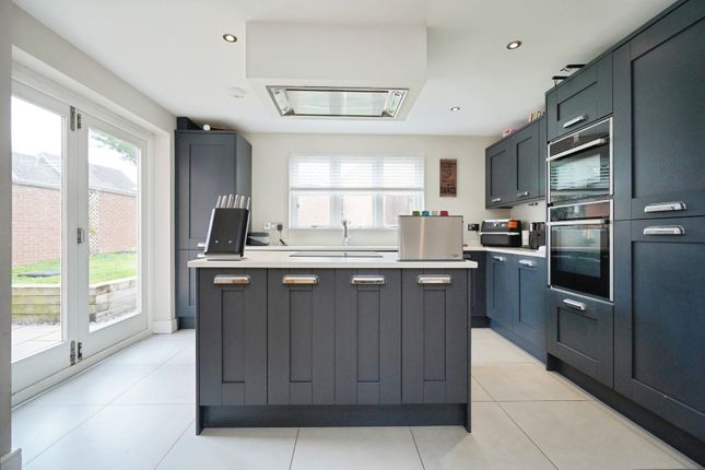 11, Iris Close, Swadlincote photo 4