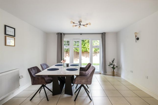 2, Hamilton Close, Horley photo 4