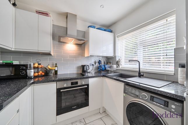 7, Corderoy Place, Chertsey photo 4