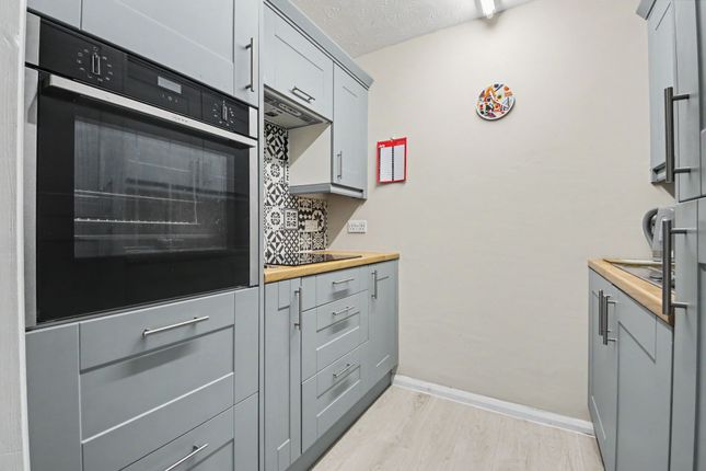 Flat 33 Victor Court, Thornhill Park Road, Thornhill, Southampton photo 3