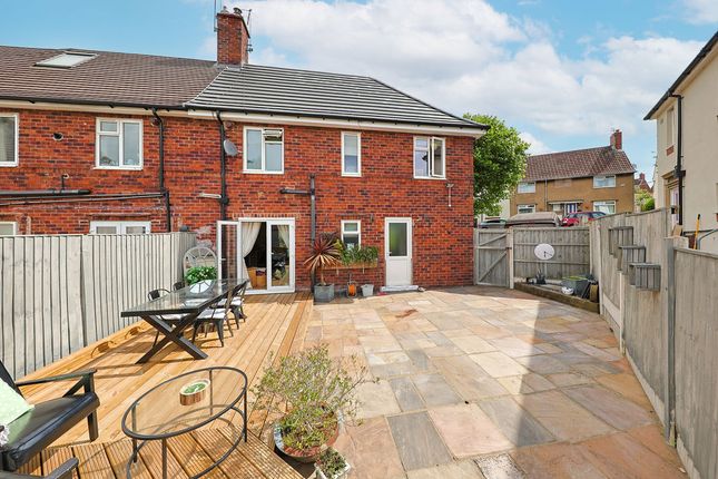 31, Walton Crescent, Chesterfield photo 4