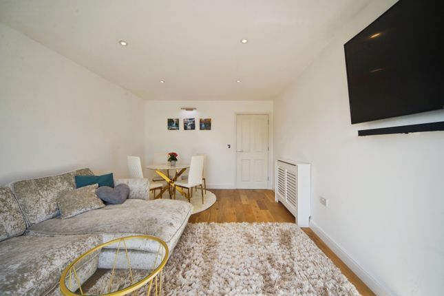 8, The Cedars, Broxbourne photo 4
