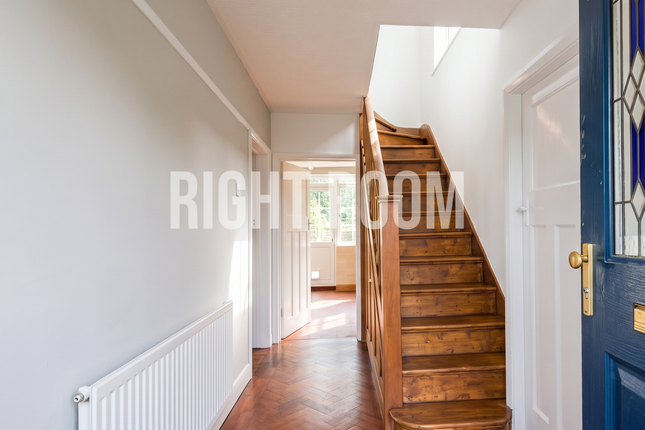 D-43 Lawn Close, Ruislip photo 3