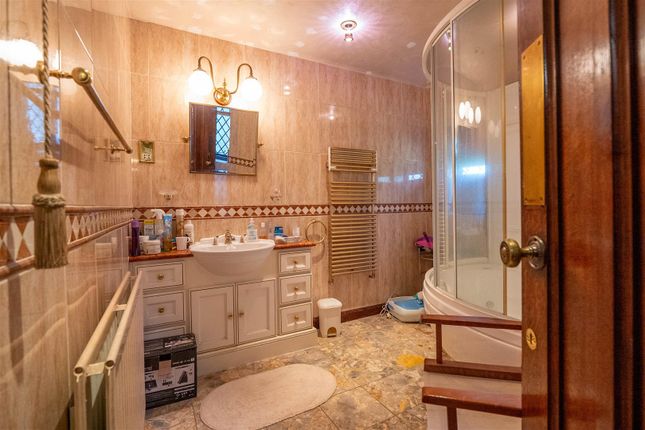Bathroom.Jpg