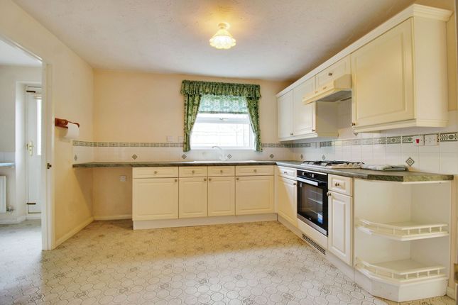 19 Yeats Close, Swindon photo 4