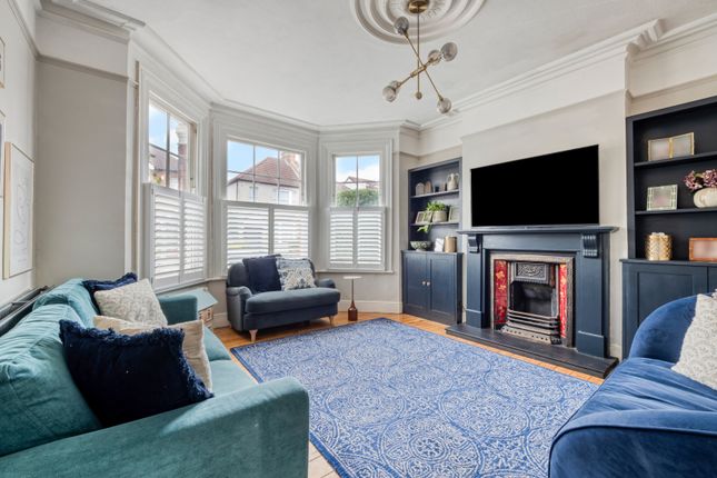 16 St. James Avenue, Sutton photo 2