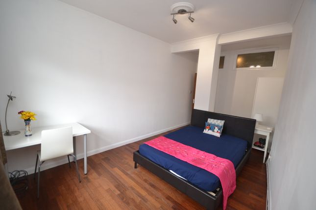 Room to rent in Room 2, Lilac Crescent, Beeston