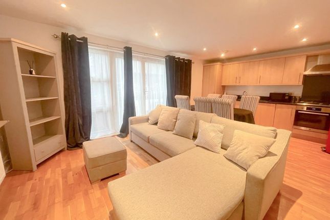 Flat to rent in High Street, Brentford