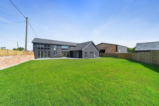 Whitehall Barn, Whitehall Lane, Thorpe-Le-Soken photo 4