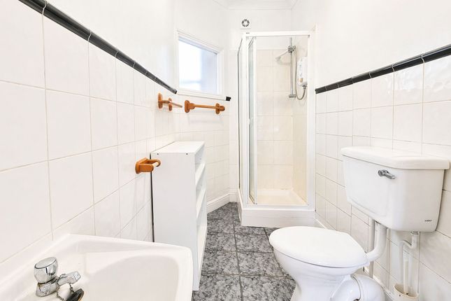 Second Floor Flat, 36 Great Eastern Street, London photo 5