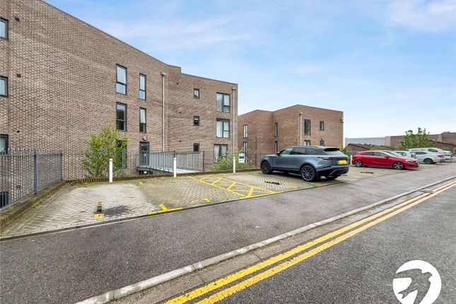Flat for sale in Cross Street, Chatham, Kent