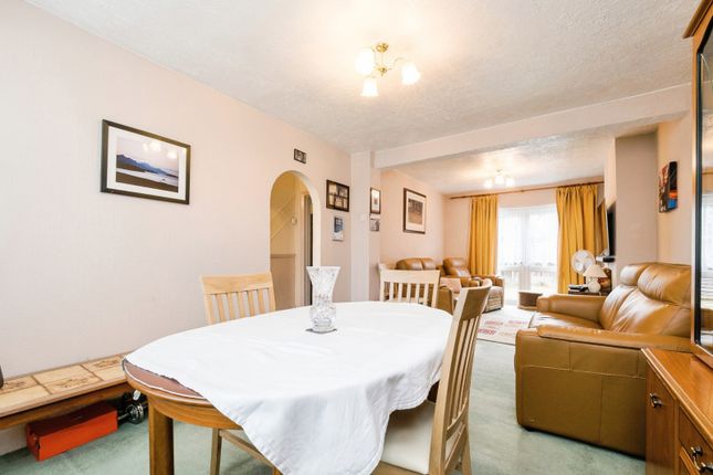 20, Westlyn Close, Essex photo 4
