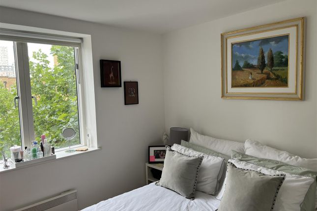 5 Hutchings Street, London photo 3