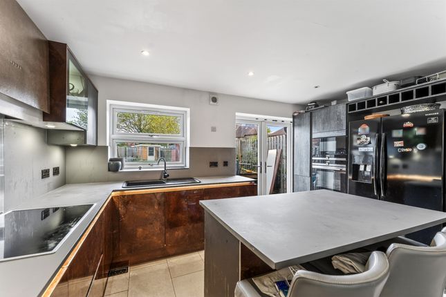 317, Bishopsford Road, Morden photo 4