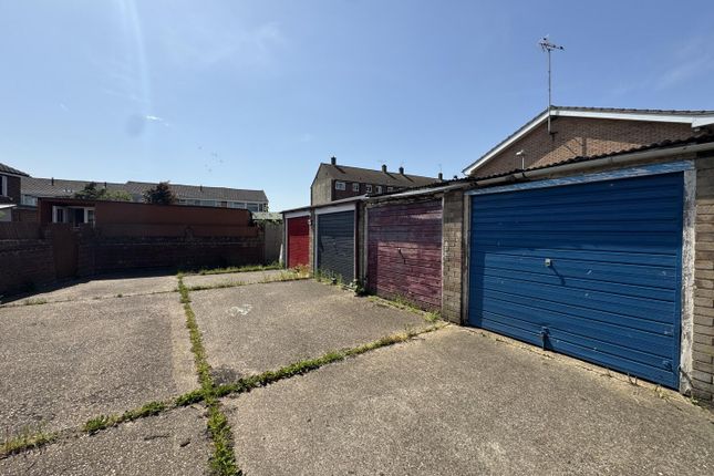 Garage, Garage at Woodmanhurst Road, Stanford-Le-Hope photo 2