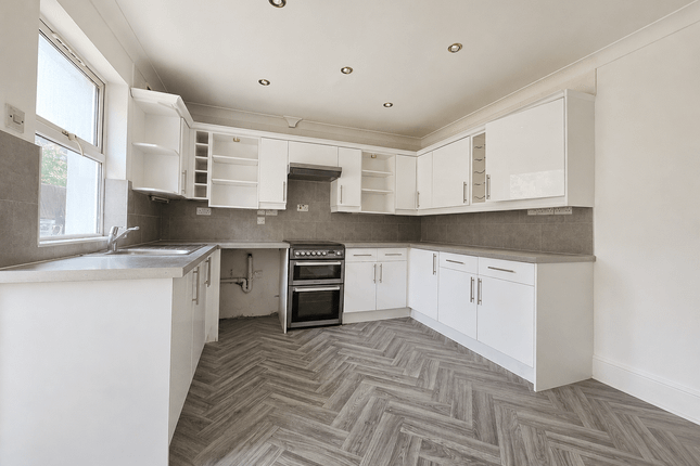 21 Warren Road, Luton photo 3