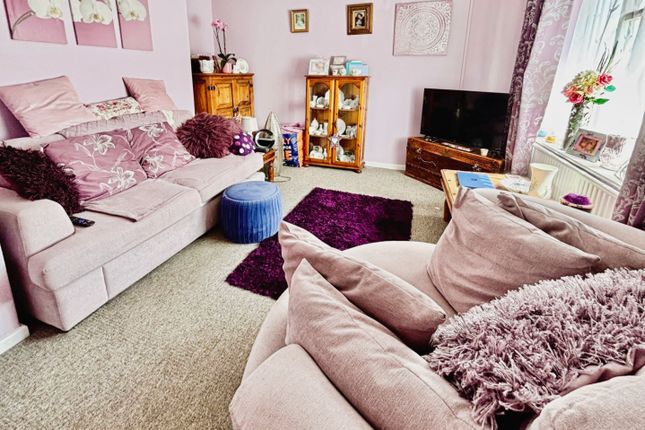 16, Highfield, Hallcroft photo 3