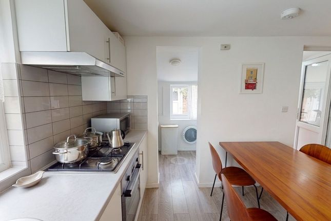 64a Eastwood Street, London photo 4