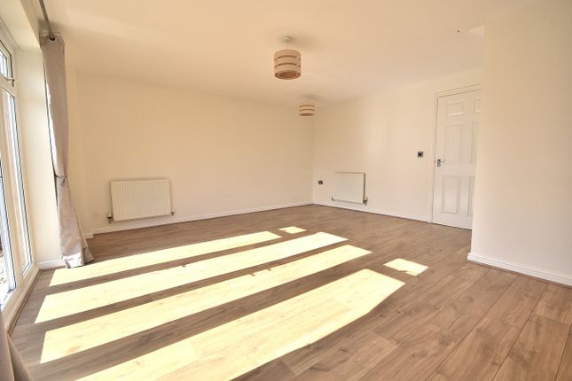 39, Robinson Way, Northampton photo 3