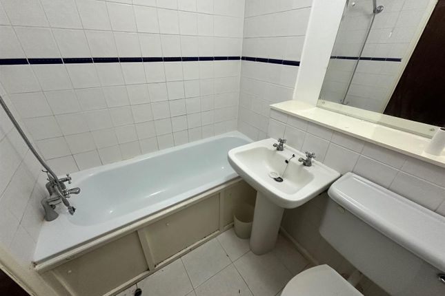 29, Marlowe Gardens, London photo 5