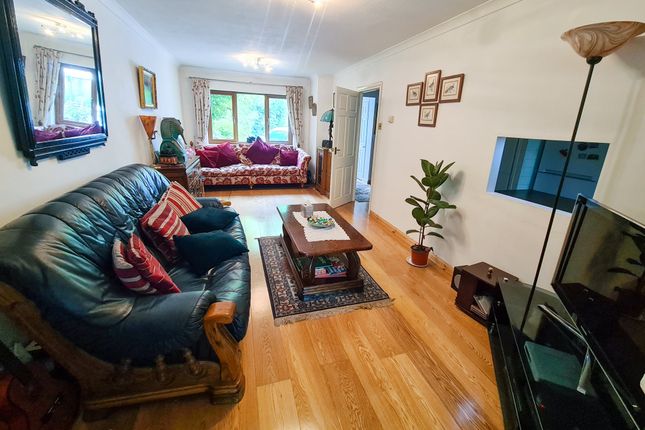 28 Wraysbury Road, Wraysbury photo 4