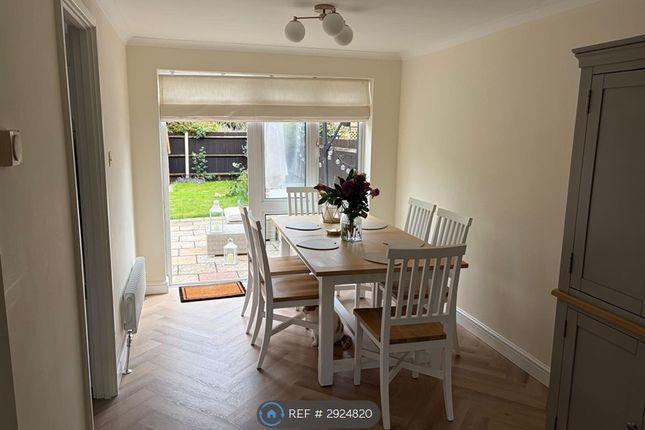 Denning Close, London, Hampton photo 2