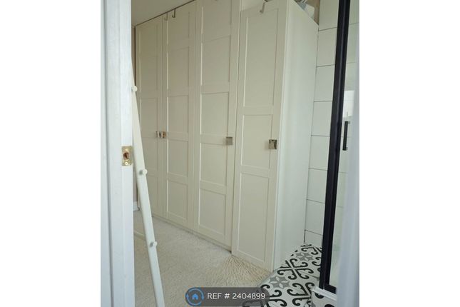 Master - Walk In Wardrobe