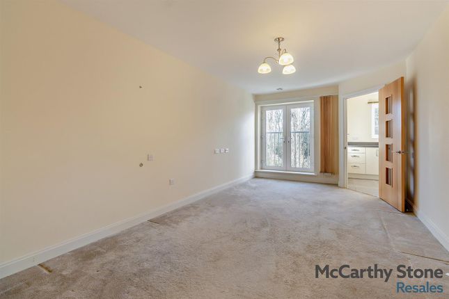 37 Roslyn Court, Lisle Lane, Ely photo 2