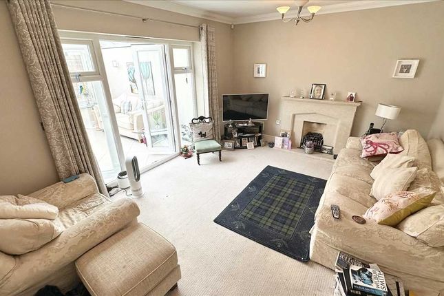3, Roe Gardens, Nottingham photo 4