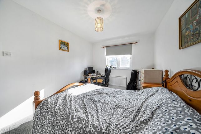 9, Harcourt Close, Isleworth photo 4