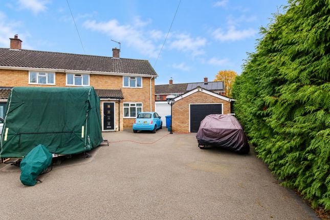 3-bed semi-detached on Redfern Close, Norwich, £290,000