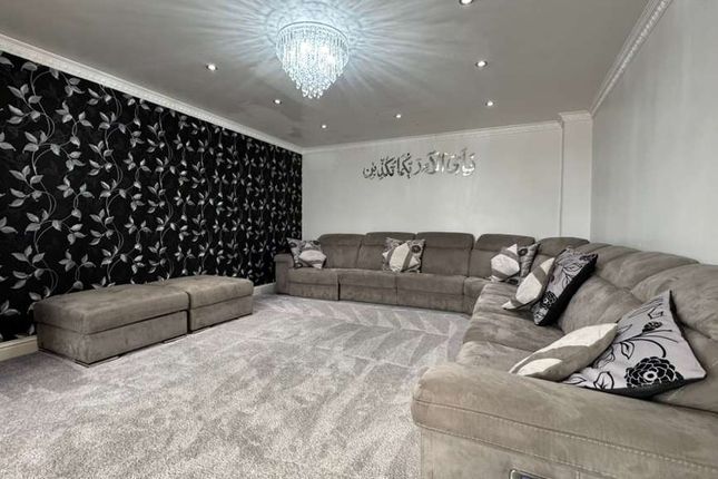 1 Coopers Row, Iver photo 3
