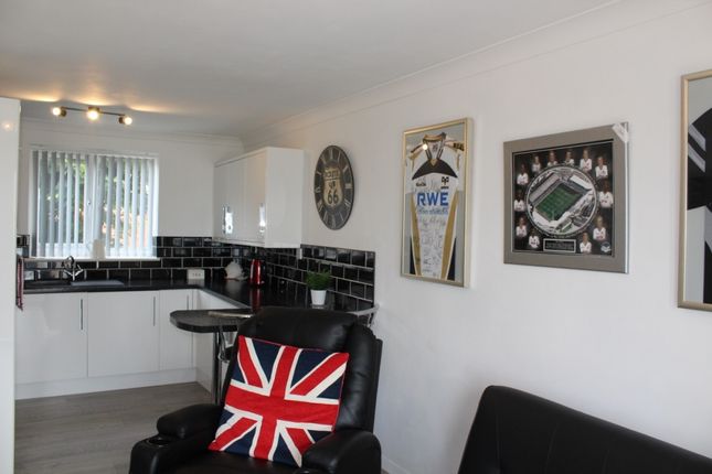 7 Ocean Crescent, Maritime Quarter, Swansea photo 3