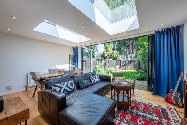Challoners Close, East Molesey photo 4
