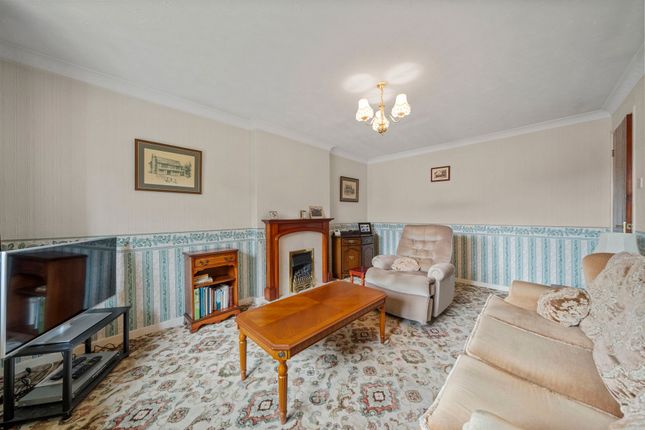 6 Derwent Close, Leigh photo 4