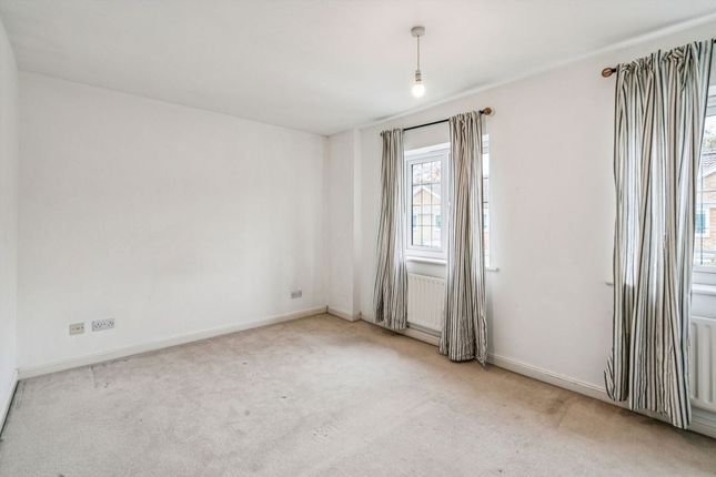 15, Rosslyn Park, Weybridge photo 4