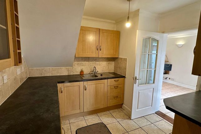 18, Merryhill Crescent, Hereford photo 3