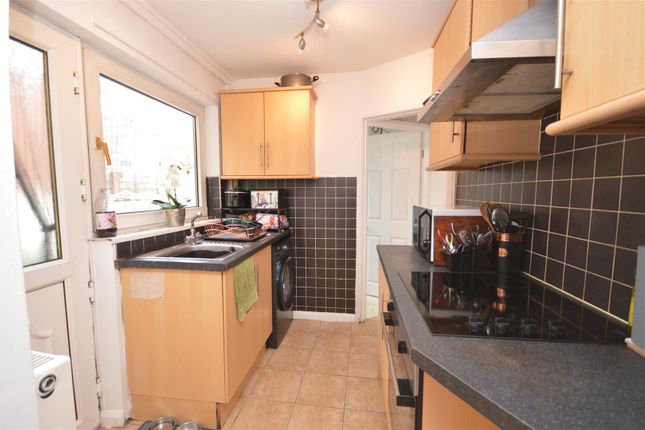 104, Longacre, Castleford photo 3