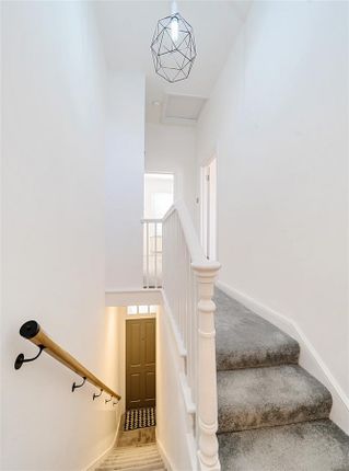 Flat First Floor Flat, 30, Ilbert Street, London photo 4