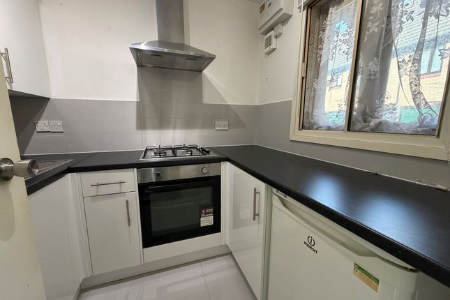 52 Stephenson Court, Osborne Street, Slough photo 4