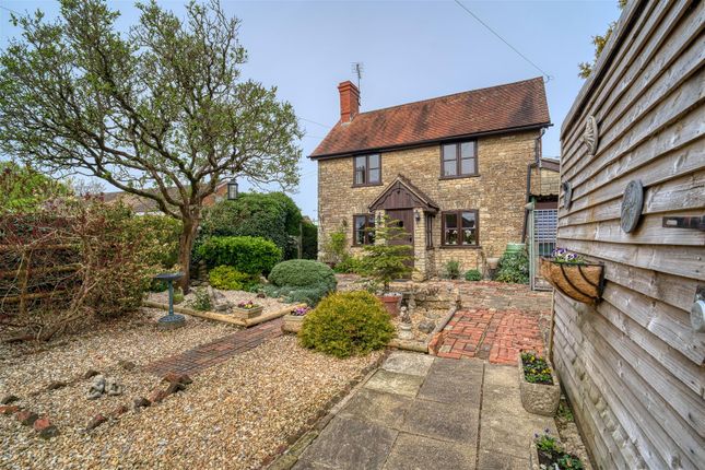 3-bed house on Shepards Cottage, Tomlins Lane, Gillingham, £345,000
