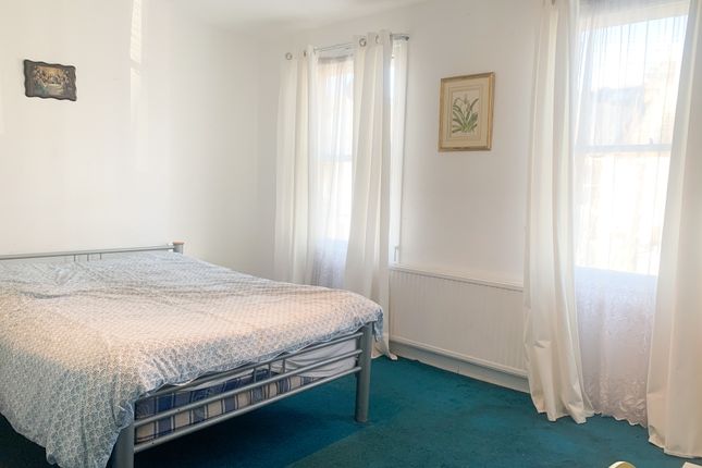Room to rent in Kinnoul Road, Fulham, London