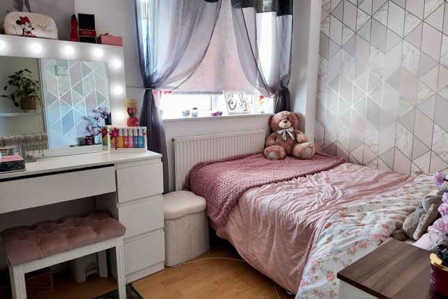 35, Caburn Court, Crawley photo 2