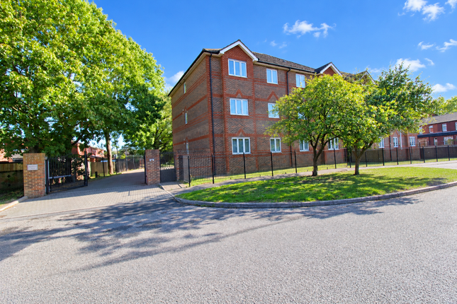 2-bed flat on Clayburn Circle, Basildon, £185,000