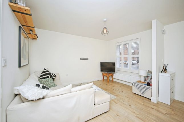 7, Blackberry Lane, Warwickshire photo 2