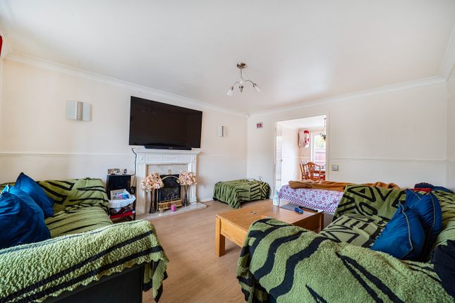 4, Briar Fields, Swindon photo 3