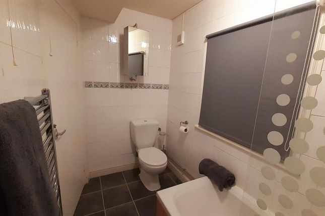 9 Waldrist Bathroom Photo2.Jpg