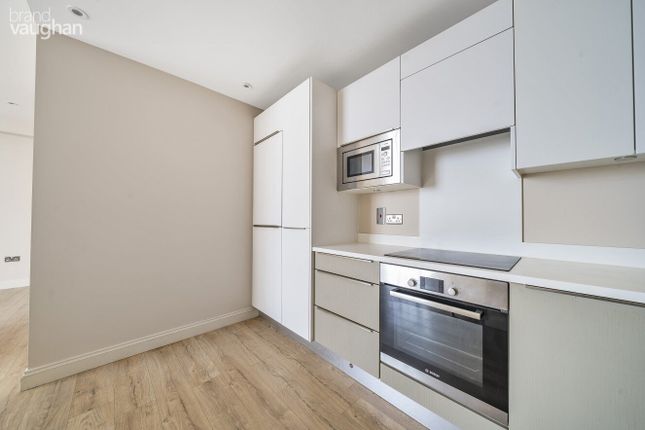 Flat to rent in Western Road, Brighton, East Sussex