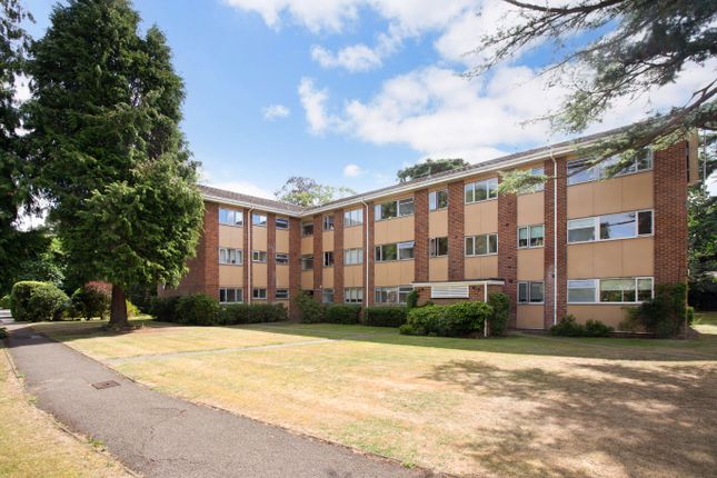 Thumbnail Flat for sale in Brockley Combe, Weybridge